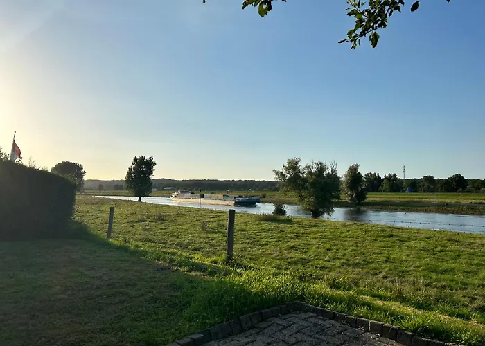 Mikas Mit Flussblick