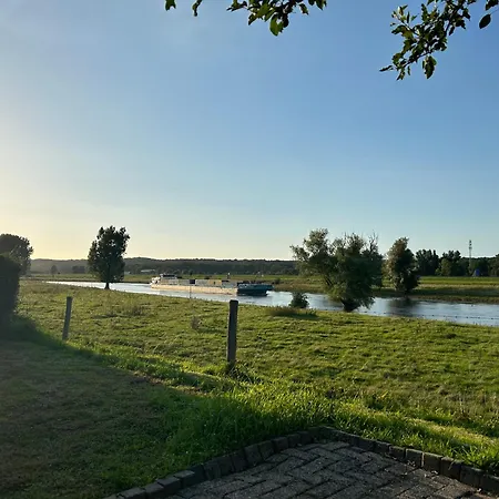 Mikas Mit Flussblick