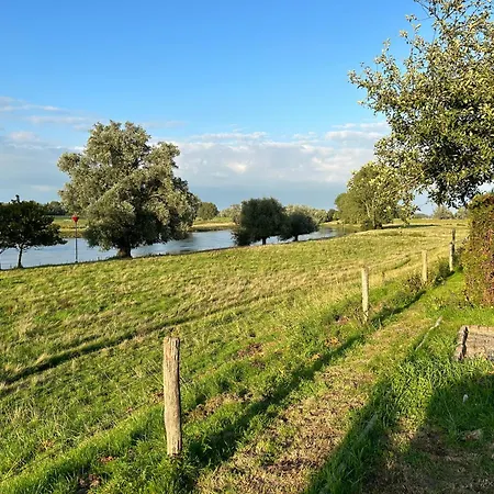 Mikas Mit Flussblick Chalet