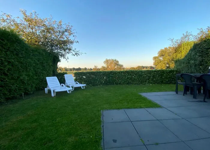 Mikas Mit Flussblick Chalet Lathum